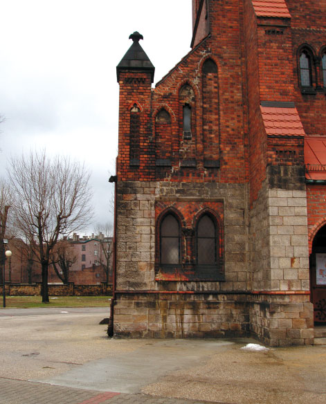 Analiza oddziaływania eksploatacji podziemnej na budynek kościoła pw. św. Wawrzyńca... 71 W 1976 roku wykonane zostały prace nad wzmocnieniem i zabezpieczeniem obiektu według metody opracowanej przez A.