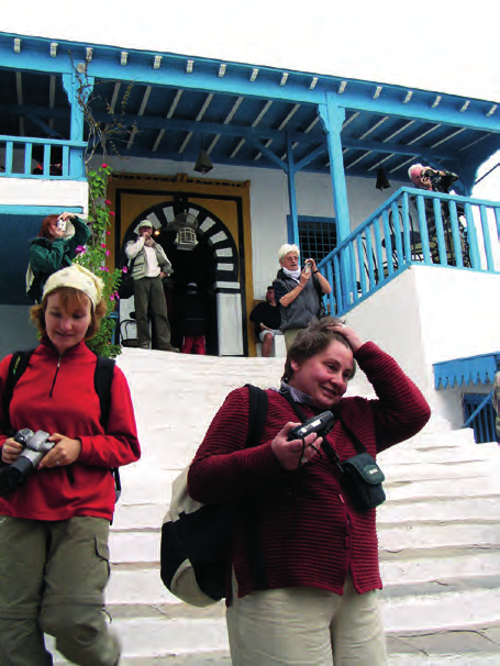 W fotografii 51 Przed kawiarnią Cafė des Nattes w Sidi Bou Said