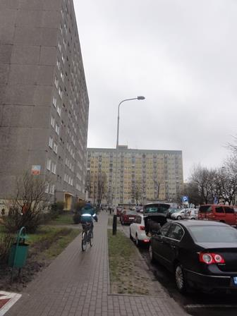 z ulicą Wyszyńskiego, a od zachodu z ulicą Wyspiańskiego.