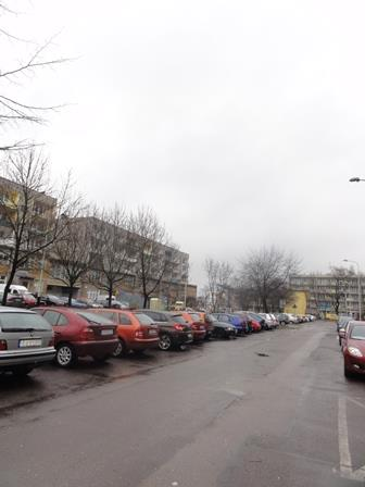 wyceniany lokal, znajdują się miejsca parkingowe, w pobliżu także siedziba Pabianickiej Spółdzielni Mieszkaniowej,