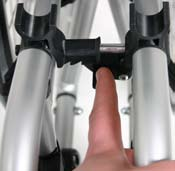 Samodzielne siadanie na wózku Oprzeć wózek o ścianę lub solidny mebel; Zaciągnąć hamulce; Użytkownik może opuścić się na wózek;