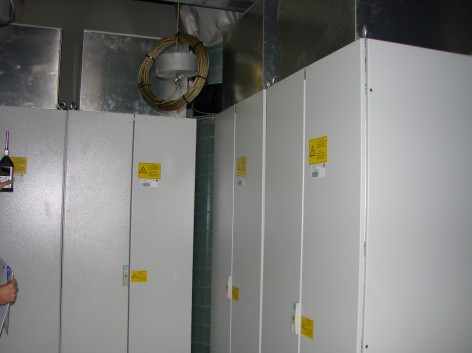 Badania hałasu wykonano w następujących punktach pomiarowych: w punkcie pomiarowym zlokalizowanym wewnątrz turbiny, w miejscu, w którym pracownik obsługuje szafy falowników.