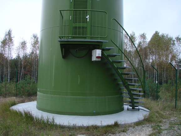 a) wejście do turbiny, b) szafy falowników wewnątrz turbiny Wejście do turbiny wiatrowej punkt pomiarowy 5 m Rys. 3.