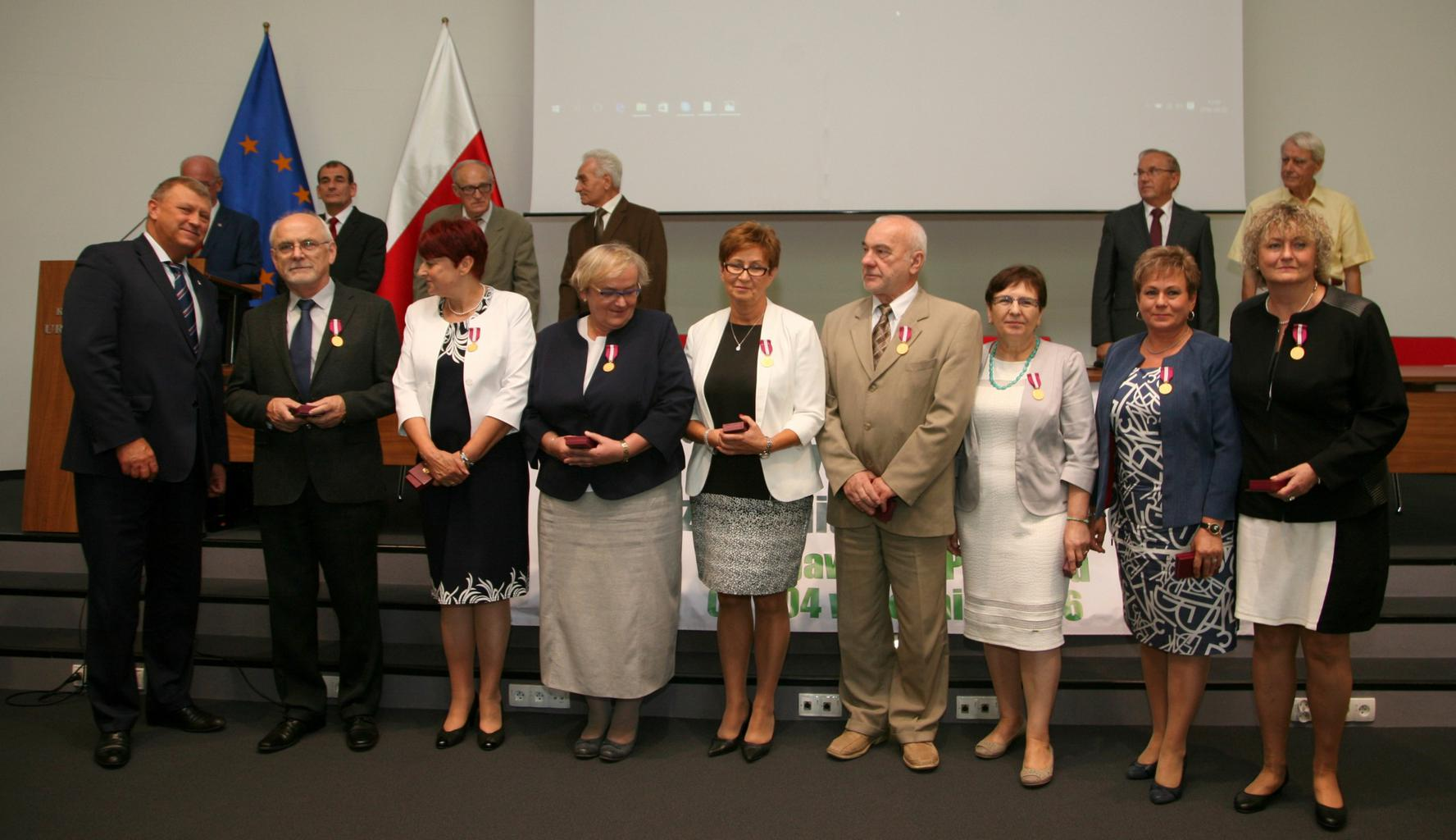 Robertowi Cieszyńskiemu, Zbigniewowi Jaszczukowi, Łucji Makowskiej, Krzysztofowi Rogińskiemu, Eugeniuszowi Zagrodzkiemu; - Srebrną: Jarosławowi Kaszewskiemu, Markowi Kowalczewskiemu, Piotrowi