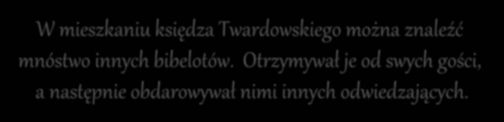 W mieszkaniu księdza Twardowskiego można znaleźć mnóstwo innych bibelotów.