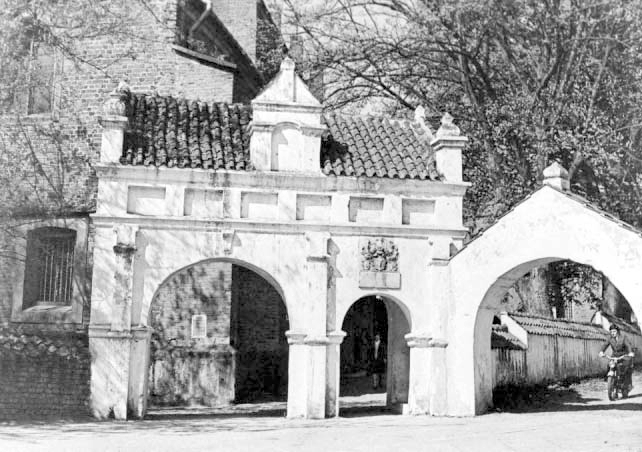 Renesansowa brama wiodąca na plac przy kościele farnym wraz z bramką