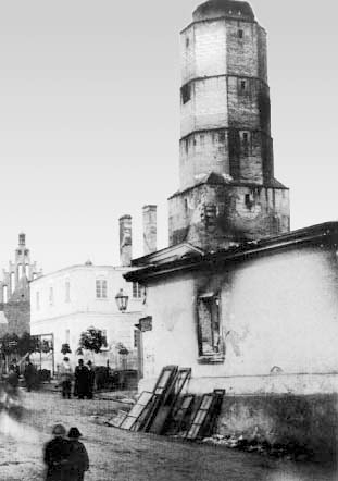 Rys. 8. Widok na wieżę ratuszową i ratusz po pożarze w 1903 r. Fot. A. Kotowicz. Wg Ślawski T.