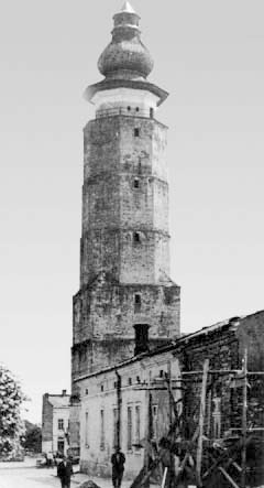Biecz, 2000 Rys. 9. Widok na wieżę ratuszową z hełmem zrekonstru owanym w 1953 r. Fot. A.