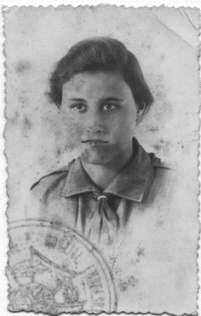 przyjaciół lub w pomieszczeniach służbowych. W listopadzie dostała rozkaz, przepustkę i bilet do Warszawy. Wyjechała 3 grudnia 1943 r.