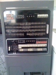 IBM wkracza do gry: IBM 701 (1952) - komputer do zastosowań