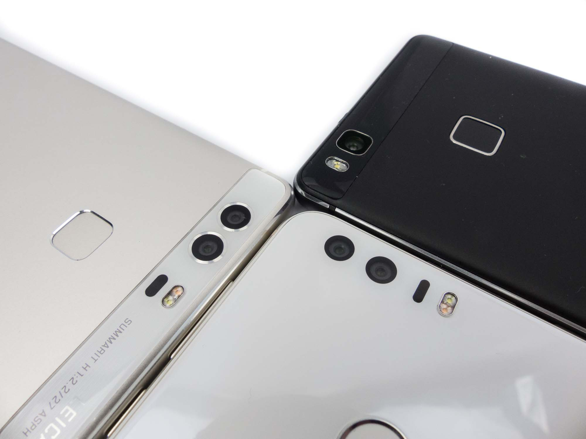 Budowa 6- Honor 8 jest wykonany rewelacyjnie i prezentuje się nie gorzej od smartfonów z najwyższej półki. Zarówno front jak i tył został przykryty szkłem o zaokrąglonych krawędziach tzw. 2,5D.
