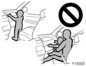 Wskazówki dotyczàce mocowania fotelika dzieci cego podane sà pod has em Fotelik dzieci cy w tym rozdziale.