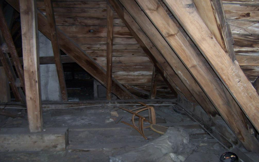 Fotografia nr 9 Więźba dachowa usztywniona stalową ramą. Widok w kierunku południowo zachodniego narożnika od strony dziedzińca.