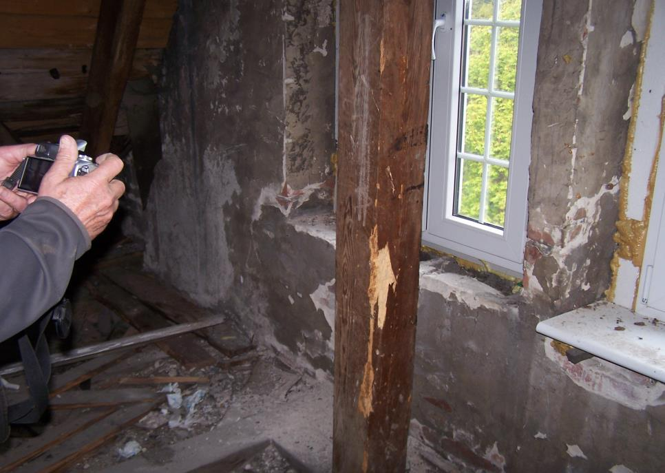 Słup znajduje się na prawo od okien znajdujących się od strony ul. Gabriela Narutowicza. Fotografia nr 14 Więźba dachowa usztywniona stalową ramą.