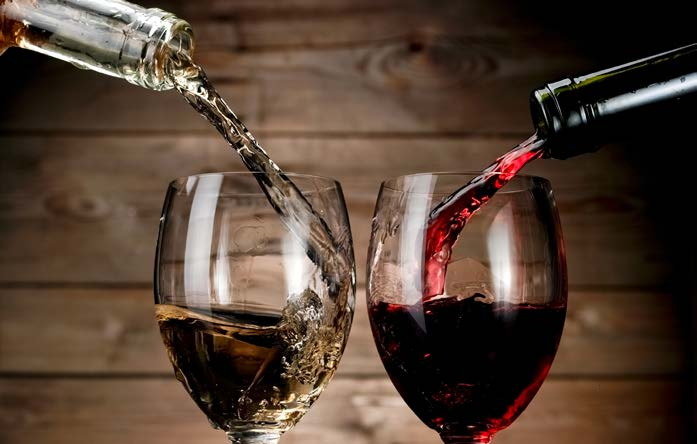 Wino jest świeże o rewelacyjnym aromacie owoców tropikalnych. Takie łagodne, orzeźwiające wino jest idealnym partnerem do lekkiego lunchu.