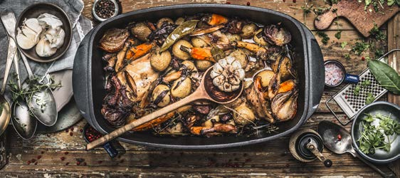 REGIONY WINIARSKIE FRANCJI BORDEAUX SZAMPANIA DOLINA LOARY BEAUJOLAIS DOLINA RODANU ALZACJA BURGUNDIA JURA PRZEPIS NA Królika duszonego w winie Potrzebne będą: 1 tusza królika 500 ml czerwonego,