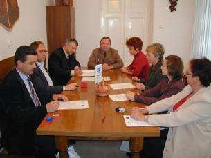 Podpisanie umowy na realizację Projektu 28 września 2005 roku w Urzędzie Gminy i Miasta w Rudniku nad Sanem odbyło się podpisanie umowy na wykonanie robót budowlanych w byłym Ośrodku