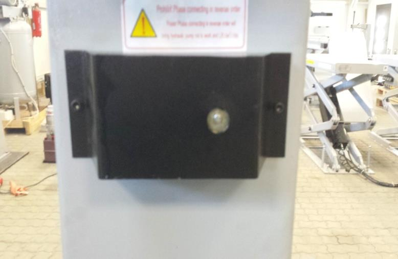 Brak podkładek Śruby wystają poza powierzchnie 4.