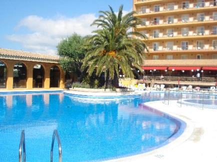 Hotel LUNA CLUB **** 4-gwiazdkowy hotel położony w miejscowości Malgrat de Mar, ok. 450 m od morza, w drugiej linii zabudowań, dzięki czemu goście mogą odpocząć. W odległości ok.