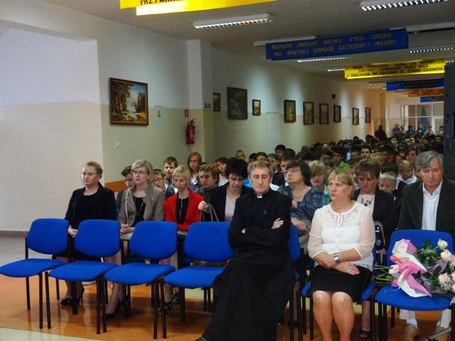 Dalsza część uroczystości miała miejsce w budynku gimnazjum. Na uroczystość inauguracji przybył ksiądz kanonik Stanisław Dziękiewicz.