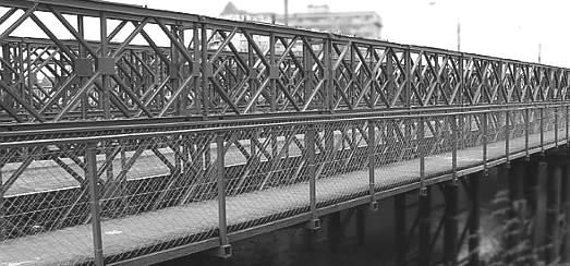 MOST SKŁADANY MS 22-80 Konstrukcja MS 22-80 stanowi zmodernizowaną (udoskonaloną) wersję mostu Baileya przeznaczoną do budowy mostów składanych w wersji jedno- lub dwujezdniowej z jazdą dołem lub