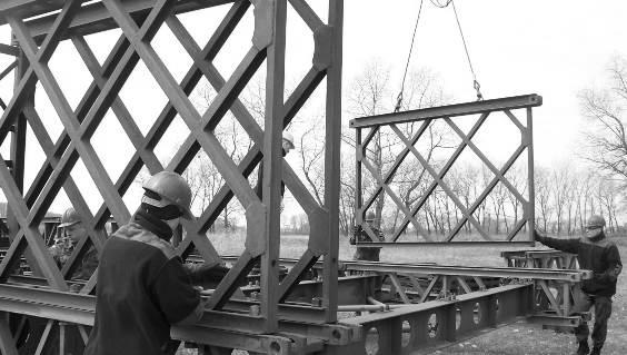MOST SKŁADANY DMS-65 Źródło: Opracowanie własne Drogowy most składany DMS-65 6 (rysunek 11), skonstruowany w latach 1965-68, przeznaczony jest do szybkiej i wielokrotnej budowy nowych i odbudowy