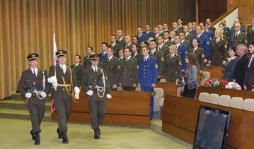 Tento kurz je vyhradený pre mladých vysokoškolsky vzdelaných odborníkov, špecialistov, ktorí sa štandardne v rezorte obrany nevzdelávajú, ale ktorých ozbrojené sily potrebujú pre