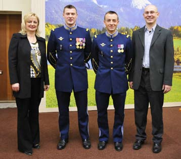 Na Katedre spoločenských vied a jazykov AOS realizoval pre Francúzov v dňoch 16. - 17. januára 2014 Dr. Adrián Sipko intenzívny kurz vojenských dejín Slovenska v anglickom jazyku. Podľa slov Dr.
