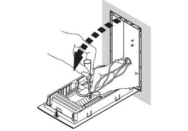 Przymocuj do puszki uchwyt, tak, aby część ruchoma uchwytu znajdowała się na dole, a następnie przykręć uchwyt do obudowy za pomocą specjalnych śrub (A).