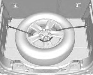 Dojazdowe koło zapasowe należy jak najszybciej zastąpić kołem standardowym. Przechowywanie uszkodzonego koła GO3E10067A Uszkodzone koło należy przechowywać w przestrzeni bagażowej zabezpieczone taśmą.