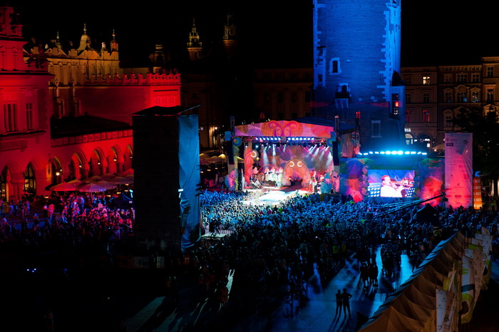 Jeden wieczór, jeden Rynek, jeden koncert, jeden świat, fot.: Jakub Kolbusz Koncert na kilka chwil przerwał ulewny deszcz. Dla wielu osób nie miało to jednak znaczenia.