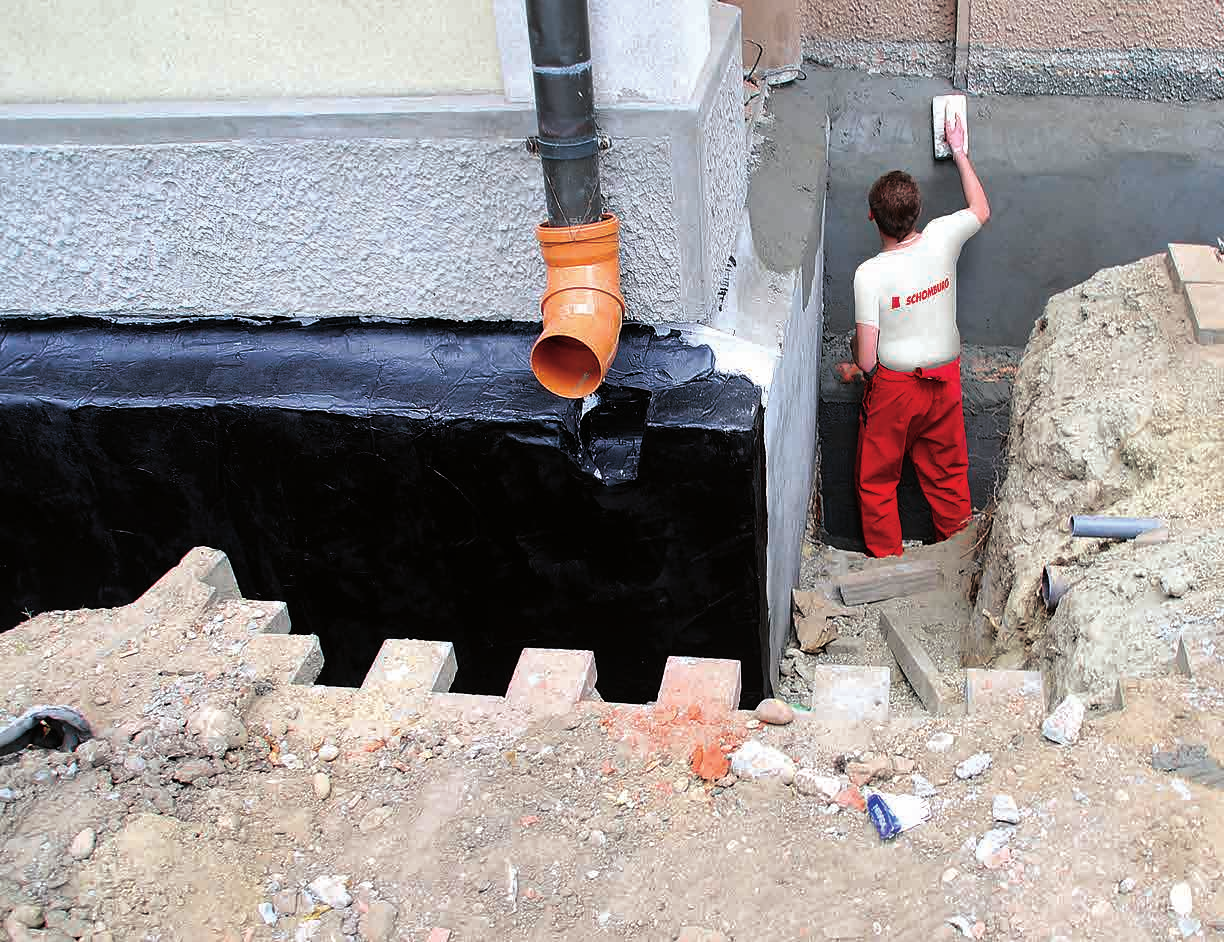 Pionowa izolacja zewnętrzna Można ją wykonać po odkopaniu ścian fundamentowych, starannym oczyszczeniu powierzchni muru i ewentualnym uzupełnieniu ubytków zaprawą cementową z dodatkiem
