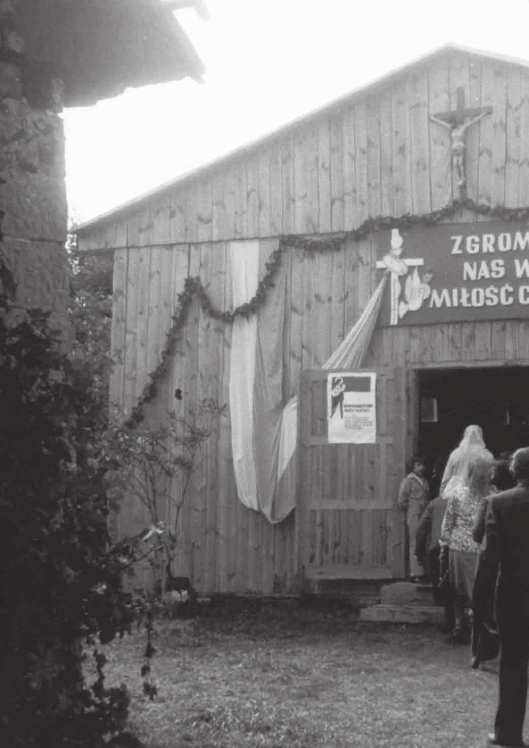 Drewniany kościół w Tarnobrzegu, wybudowany w ciągu jednego dnia 26 maja 1979 r. przez ks.