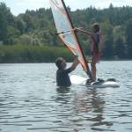 windsurfing na wodzie jak i na
