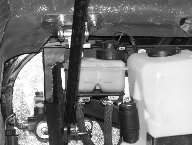 PRONAR F. OBSŁUGA TECHNICZNA CIĄGNIKA PRONAR OPERACJA Nr 4. Poziom oleju w układzie hydraulicznym sterowania hamulcami. 2 Sprawdzić wizualnie poziom oleju w zbiorniku układu sterowania hamulcami.