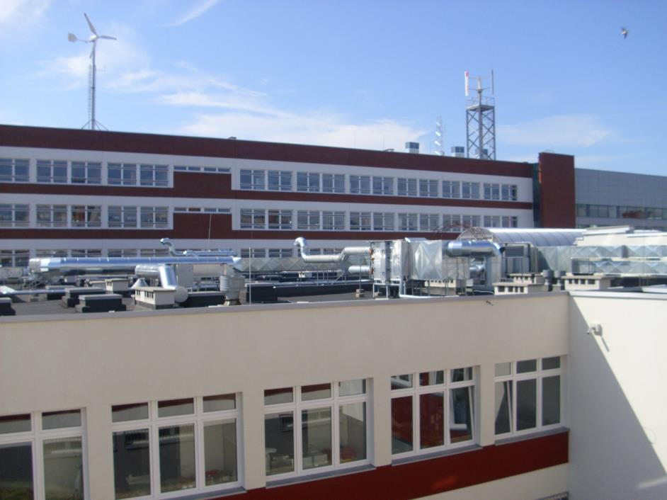 Katarzyna GŁADYSZEWSKA-FIEDORUK Rys. 2. Centrale nawiewno-wywiewne umieszczone na dachu wentylowanego budynku (fotografia zbiory własne) Rys. 3.