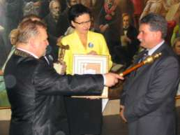 koperty z nazwiskiem laureata.