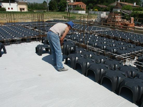 5. Zalety o Łatwy w wykonaniu ponad 80 m²/h o Tańszy w porównaniu do tradycyjnej metody o Uniwersalny można