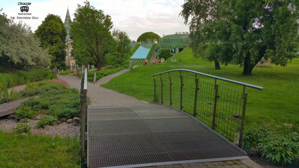 ogrodach Biblioteki.