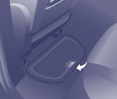 Informacje praktyczne 87 WYPOSAŻENIE MIEJSC SIEDZĄCYCH Schowki w podłodze Przed fotelami tylnymi w podłodze znajdują się dwa schowki.