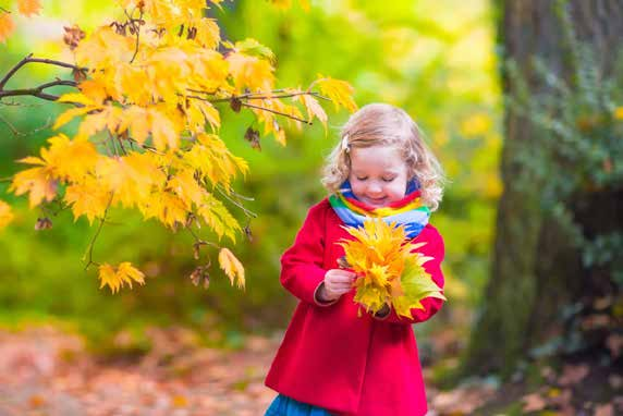 32 Jesienią w parku można spotkać dzieci. Zbierają kolorowe liście.