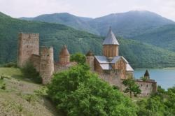 (fakultatywnie wyjazd samochodami terenowymi), piękny widok na szczyt góry Kazbegi.