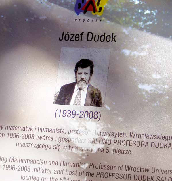 Tablica poświęcona prof. Dudkowi na fasadzie kamienicy przy ul. Pasteura. które co szczególnie ciekawe umiał przekuć w cnoty.