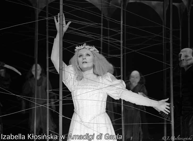 Izabella Kłosińska Należy do grona najwybitniejszych solistek Teatru Wielkiego Opery Narodowej w Warszawie na przełomie XX i XXI wieku.