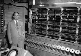 Ekonomia obliczeniowa modelowanie agentowe wyhodujmy gospodarkę w komputerze John von Neumann (1903 1957) Początek automaty komórkowe modele matematycznie, w których : każda komórka może
