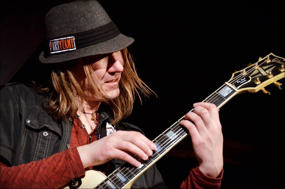 Skład zespołu: Krzysztof Toczko /partyzant/ - gitary, wokal Mikołaj Toczko - perkusja, cajón Paweł Klimczak - gitara basowa