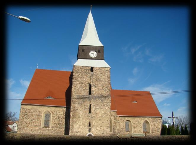 Kościół w Gościeszowicach wzniesiono w końcu XIII wieku z kamienia i rudy darniowej.