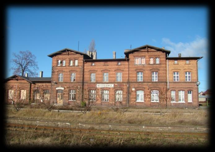 W miejscowości Niegosławice znajduje się stacja kolejowa, położona w miejscu, gdzie krzyżują się linie Łódź Kaliska Forst, odcinek Głogów Żagań i Kożuchów