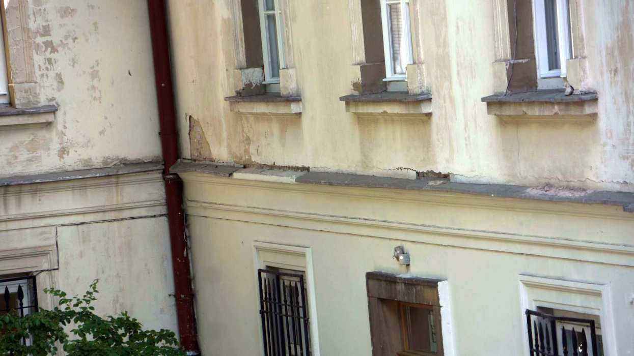 również wstępujący (fotografia na dole kapilarne podciąganie wilgoci).