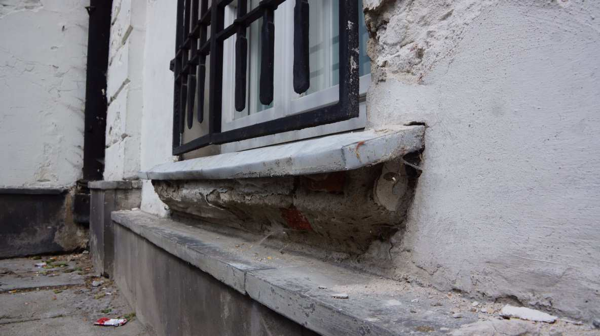 Destrukcja cegły w obrębie obróbki blacharskiej Zauważone w opisywanym budynku zjawisko podciągania kapilarnego polega na przyciąganiu wody przez ścianki porów.